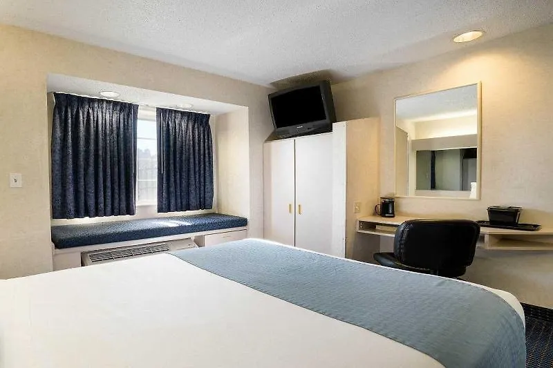 Microtel Inn & Suites By Wyndham Pittsburgh Airport Robinson Township 2*,